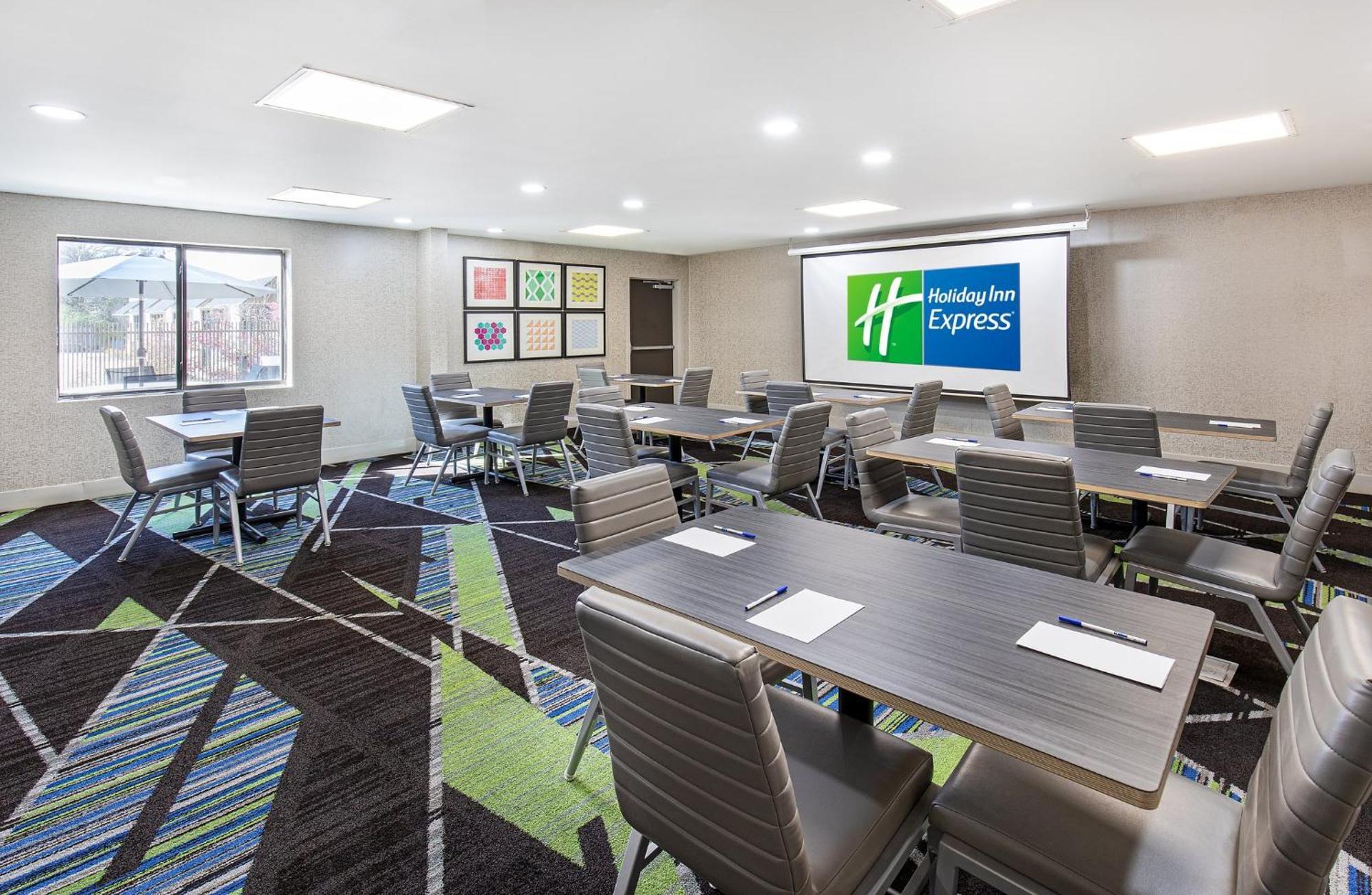Holiday Inn Express Hotel & Suites Birmingham - Inverness 280 By Ihg Exterior photo